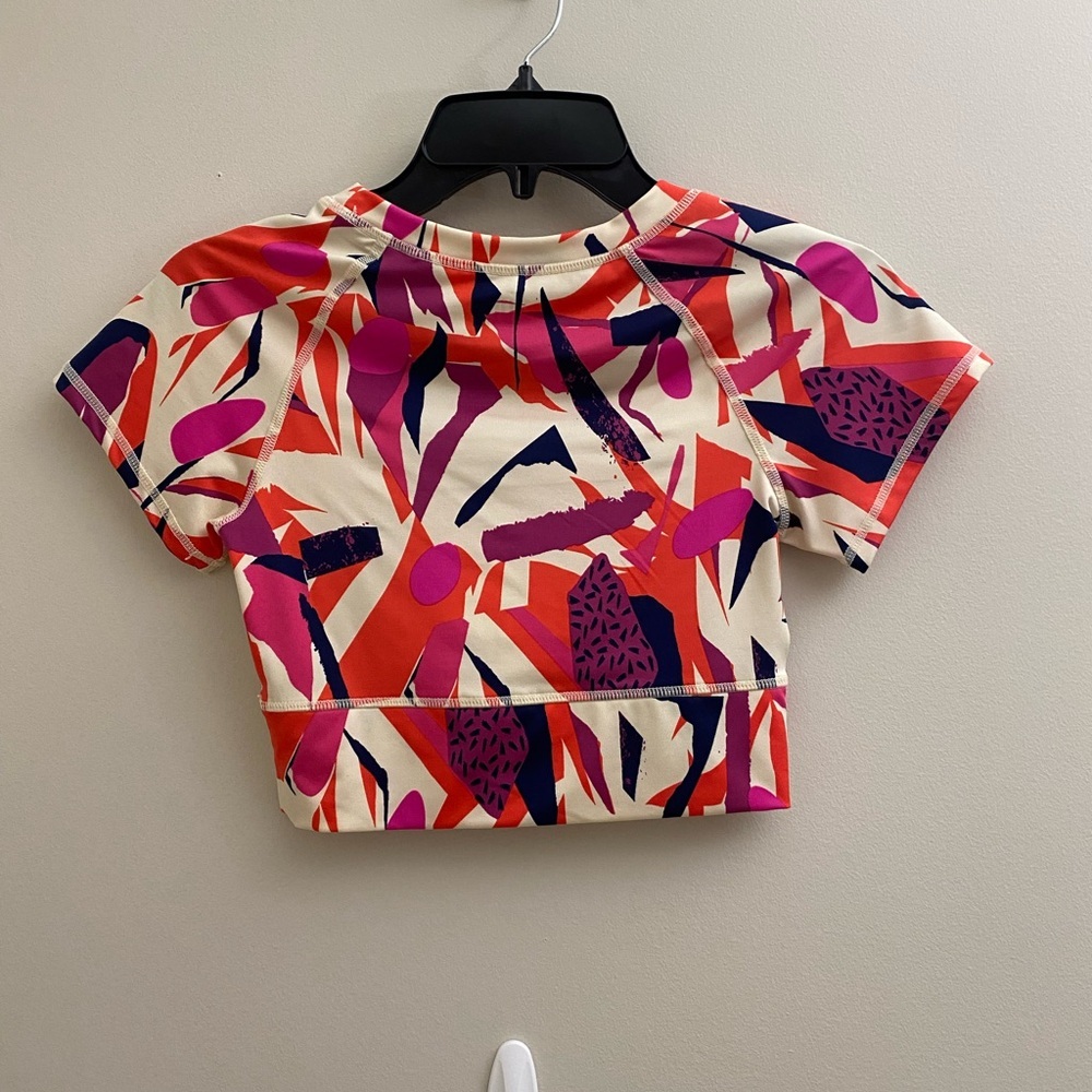 Vibrant Abstract Crop Top - Picture 2 of 8